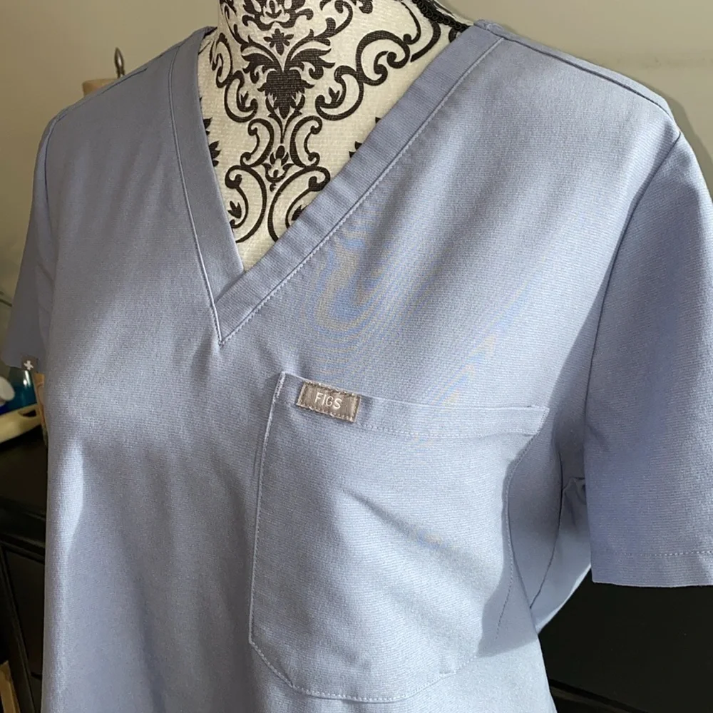 FIGS Technical Collection Scrub Top Size Medium - Picture 3 of 9